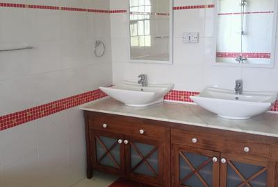 4 Bed Townhouse with En Suite in Westlands Area