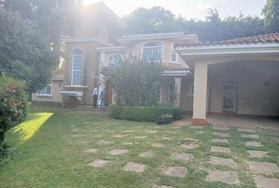 5 Bed Villa with En Suite in Rosslyn