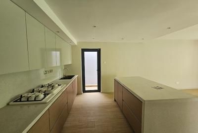 5 Bed Townhouse with En Suite in Spring Valley - 2