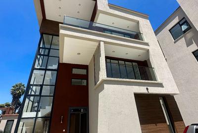 5 Bed Townhouse with En Suite in Lavington - 3