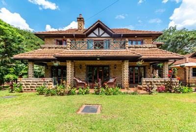 4 Bed Villa with En Suite in Ridgeways
