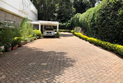 4 Bed House with En Suite in Lavington