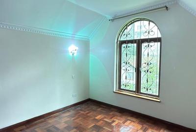 5 Bed Townhouse with En Suite at Othaya Road - 3