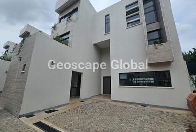 5 Bed House with En Suite in Lavington - 2