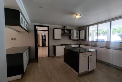 5 Bed Townhouse with En Suite in Lavington - 3