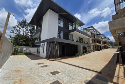5 Bed Townhouse with En Suite at Lavington - 2