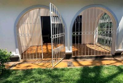 1 Bed House with En Suite in Loresho - 2