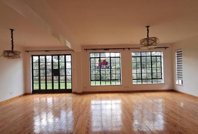 4 Bed House with En Suite in Ridgeways