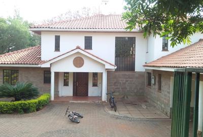 5 Bed Villa with En Suite in Runda