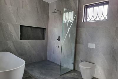 5 Bed House with En Suite at Crescent - 3