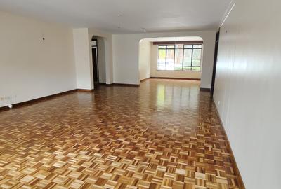 4 Bed Apartment with Swimming Pool in Riverside