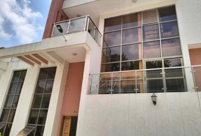 5 Bed Townhouse with En Suite in Lavington