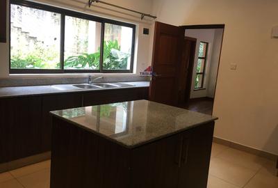5 Bed Townhouse with En Suite in Kitisuru