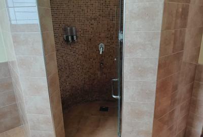 5 Bed House with En Suite in Runda
