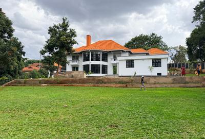 5 Bed Villa with En Suite in Windsor - 2