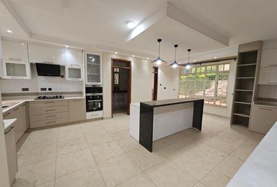 9 Bed House with En Suite in Nyari