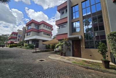 5 Bed House with En Suite in Lavington - 2