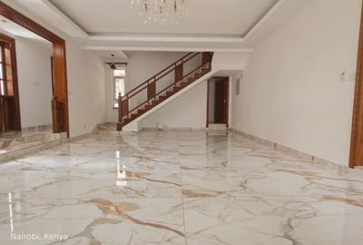 6 Bed Townhouse with En Suite at Lavington - 2