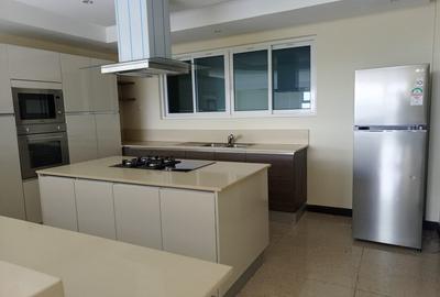 3 Bed Apartment with En Suite in Riverside