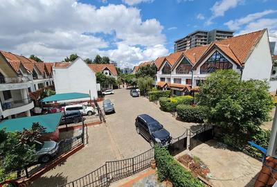 5 Bed Townhouse with En Suite in Brookside - 3