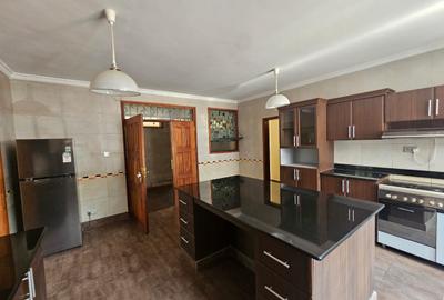 5 Bed House with En Suite in Runda