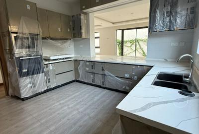 6 Bed Townhouse with En Suite in Lavington - 3