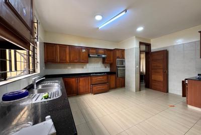 5 Bed Townhouse with En Suite in Lavington - 3