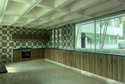 8 Bed House with En Suite in Gigiri