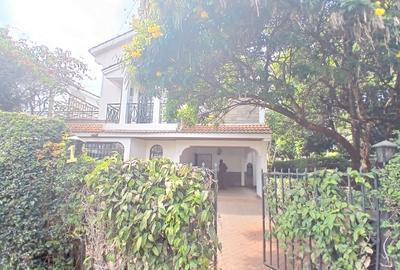 4 Bed Townhouse with En Suite at Lavington - 2