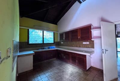 4 Bed House with En Suite in Lake View - 3