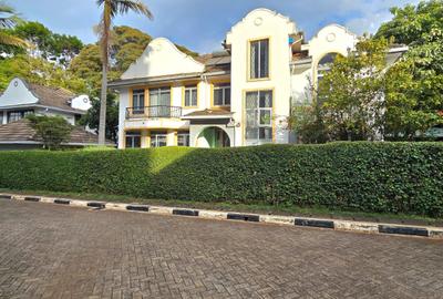 5 Bed Townhouse with En Suite in Lavington - 3