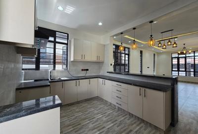 4 Bed House with En Suite in Membley - 4