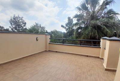 5 Bed Townhouse with En Suite at Lavington - 4