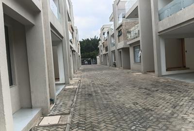 6 Bed Townhouse with En Suite in Lavington - 2