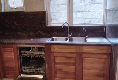 6 Bed Townhouse with En Suite in Lavington - 2