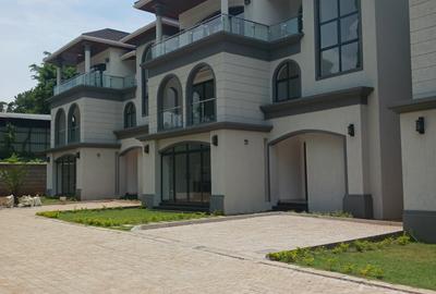 5 Bed House with En Suite at Lavington