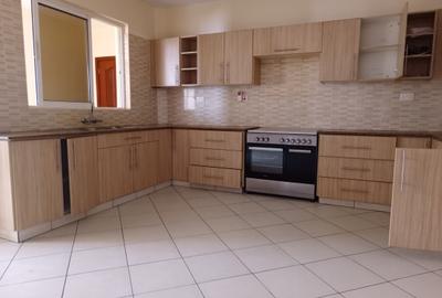 3 Bed Apartment with En Suite in Rhapta Road