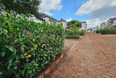 6 Bed House with En Suite in Runda