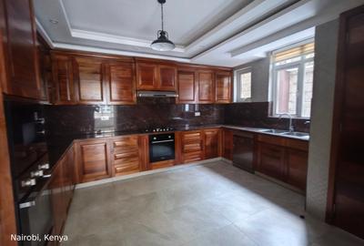 6 Bed Townhouse with En Suite at Lavington - 4