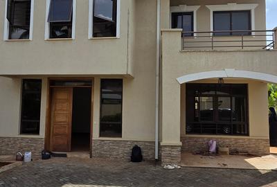 5 Bed Townhouse with En Suite at Lavington Green - 3