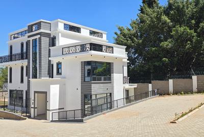 6 Bed Townhouse with En Suite at Lavington Green - 3