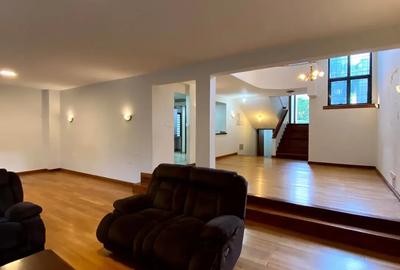 5 Bed Townhouse with En Suite in Spring Valley - 3
