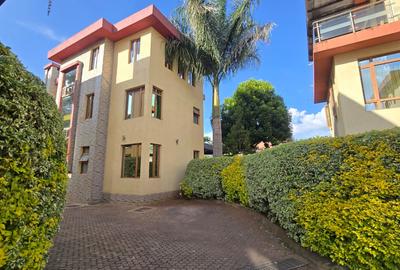 5 Bed House with En Suite in Lavington - 2