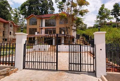 4 Bed House with En Suite in Rosslyn