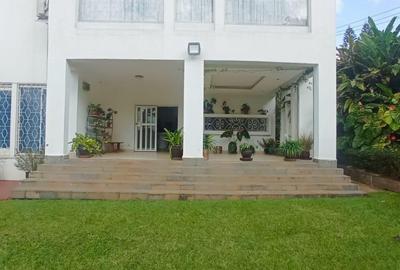 8 Bed House with En Suite in Lavington
