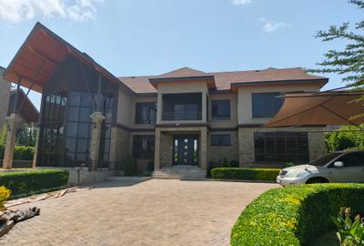 5 Bed Villa with En Suite in Runda