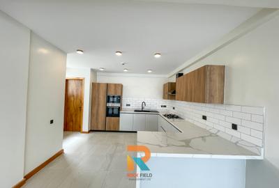3 Bed Apartment with En Suite in Spring Valley