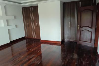 5 Bed House with En Suite at Runda - 2