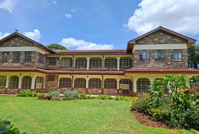 6 Bed House with En Suite at Off Redhill Dr - 3