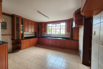 5 Bed Townhouse with En Suite at Lavington - 2